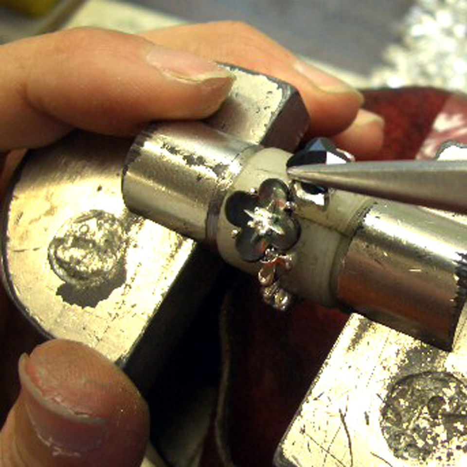 石を石座枠にセット