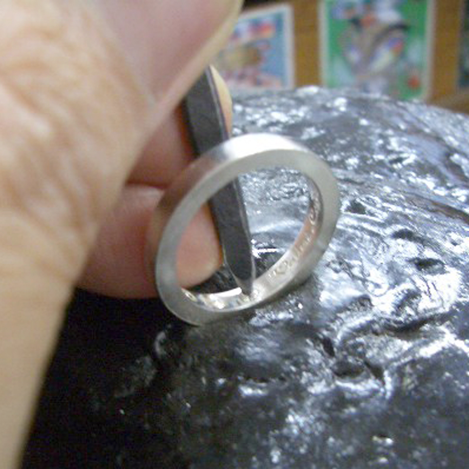 リング内側の石留め