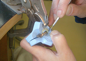 シリコンの中から原型を切り出します