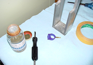 樹脂原型に湯道を接着剤で取り付けます