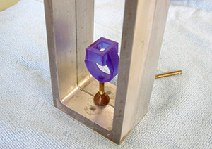 湯道にへそを挿して型枠に立てます