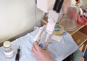 2液性シリコン型取り剤を型枠へ注入します