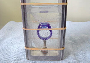 型枠へ注入直後、枠内には気泡が混入しています