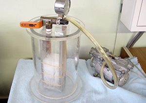 真空ポンプを使ってシリコン液内の空気(気泡)を除去します