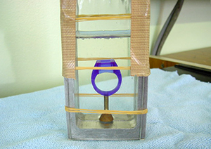 きれいに空気(気泡)が抜けた状態で硬化を待ちます