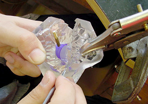 シリコン内の樹脂原型をメスを使って切り出します