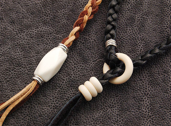 革と象牙ビーズのコラボレーション